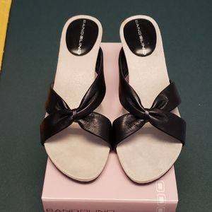NIB Bandolino Corkscrew Black Leather Sandals